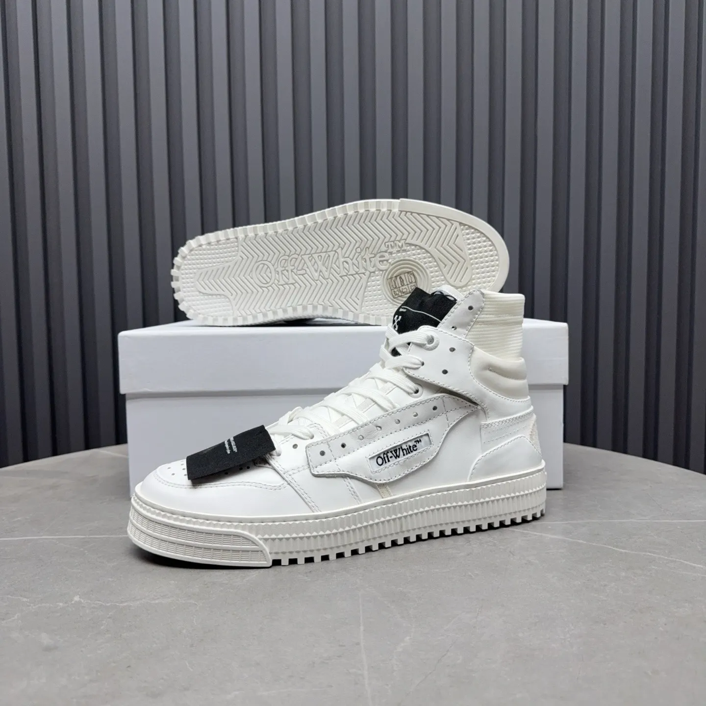 Men's shoes💰740 OFF WHITE ⚡️Couple style⚡️The latest spring style street casual shoes, released with the highest quality version on the market👊Series original mold opening, original lasting, production technology 1:1 original version➰🔜The best choice for more and more celebrities and Internet celebrities🔸In the classics Changes in the code🔸Innovate in the trend🔸Strive to break away from the shackles of bad street design🔝Although he is not the originator of fashion design, he is definitely a shining dark horse in avant-garde design🐴🆙Do not follow the trend🔅Not universal beauty🔅 Fabric💯First-layer cowhide Lining💯Imported skin-friendly and environmentally friendly polyester mesh Foot pads💯Original molded high-elastic environmentally friendly molding pads Midsole💯Made with original last-last technology Outsole💯Rubber outsole Packaging💯Official website synchronizes full set of packaging (brand wrapping paper, brand certificate, brand cloth bag) Code numbers 35-44, 45 46 Customized